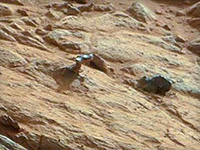 металевий об'єкт на Марсі