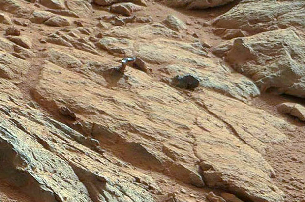 металевий об'єкт на Марсі
